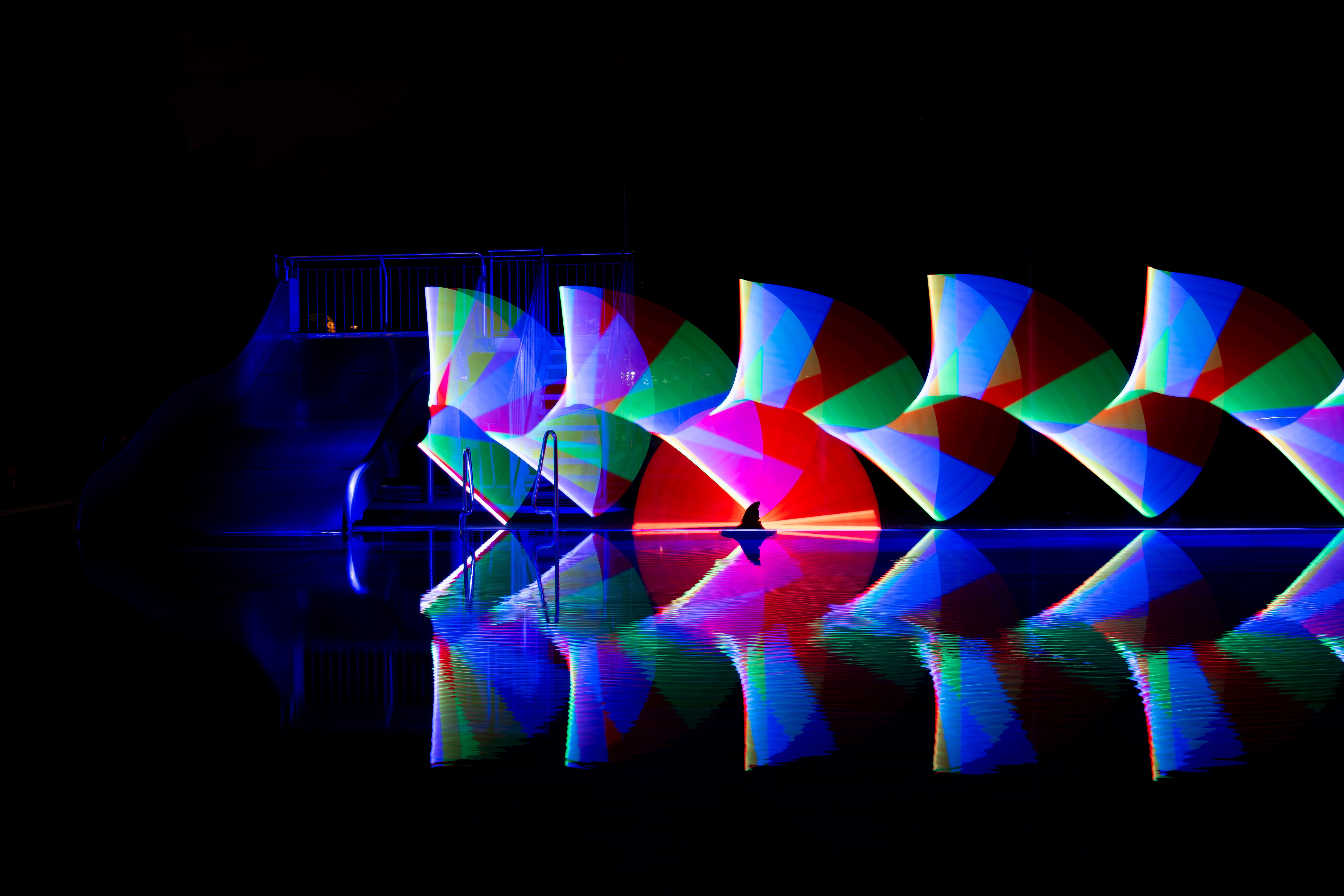 Eine Haiflosse im Parkbad-Becken.