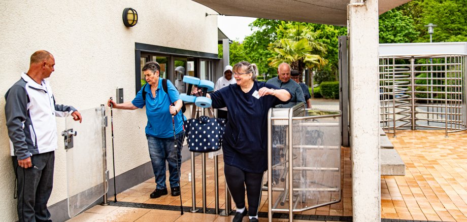 Der Eingang der Parkbades und die erste Gäste 2022.