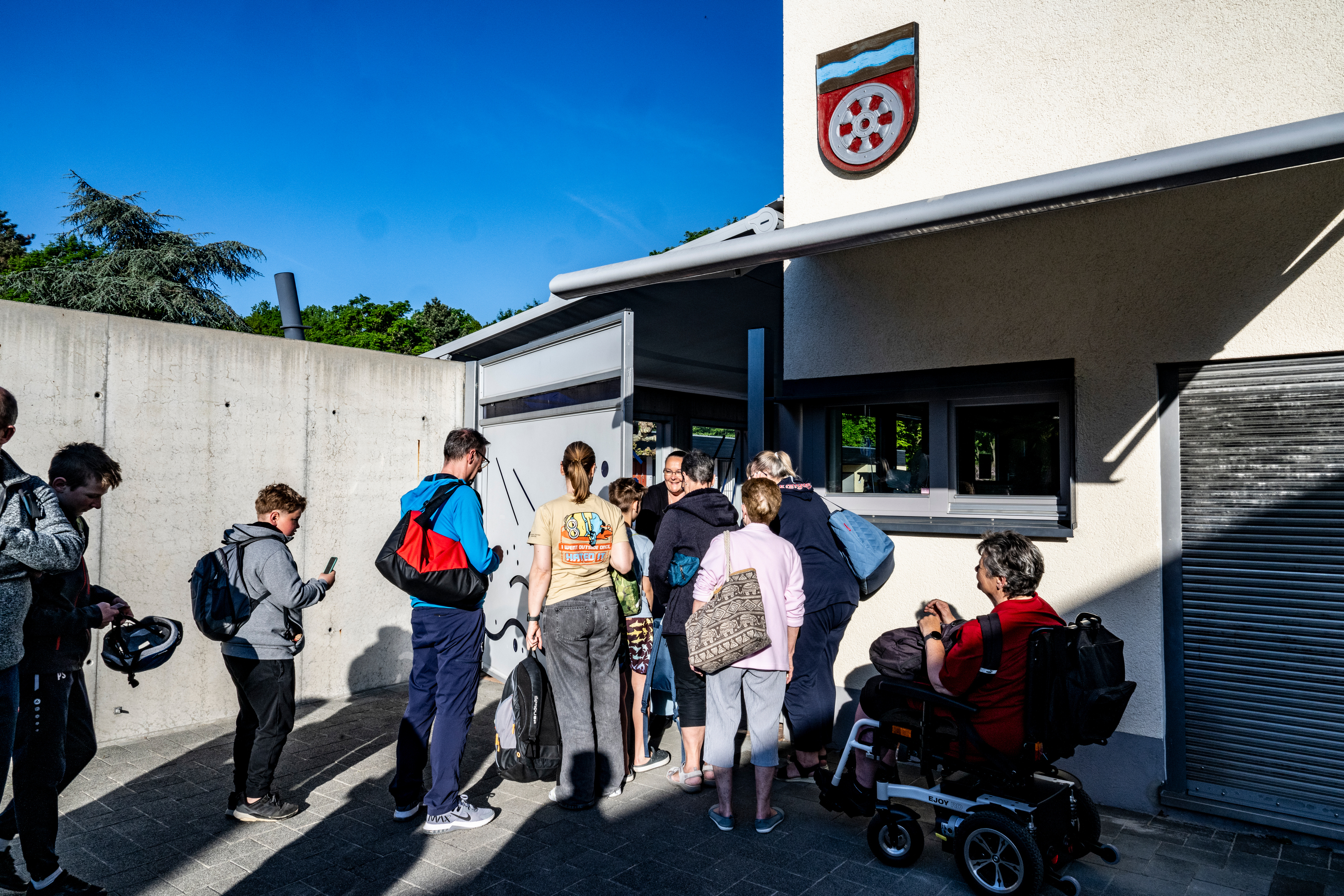 Schlangen vor dem Parkbadeinlass.