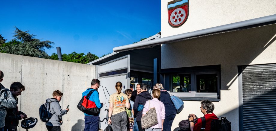 Schlangen vor dem Parkbadeinlass.