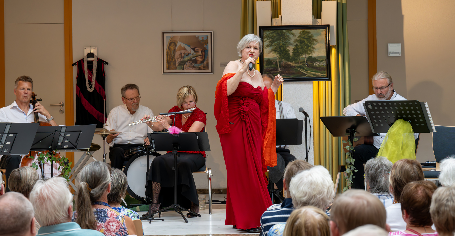 Das Orchester mit Sängerin in Aktion.