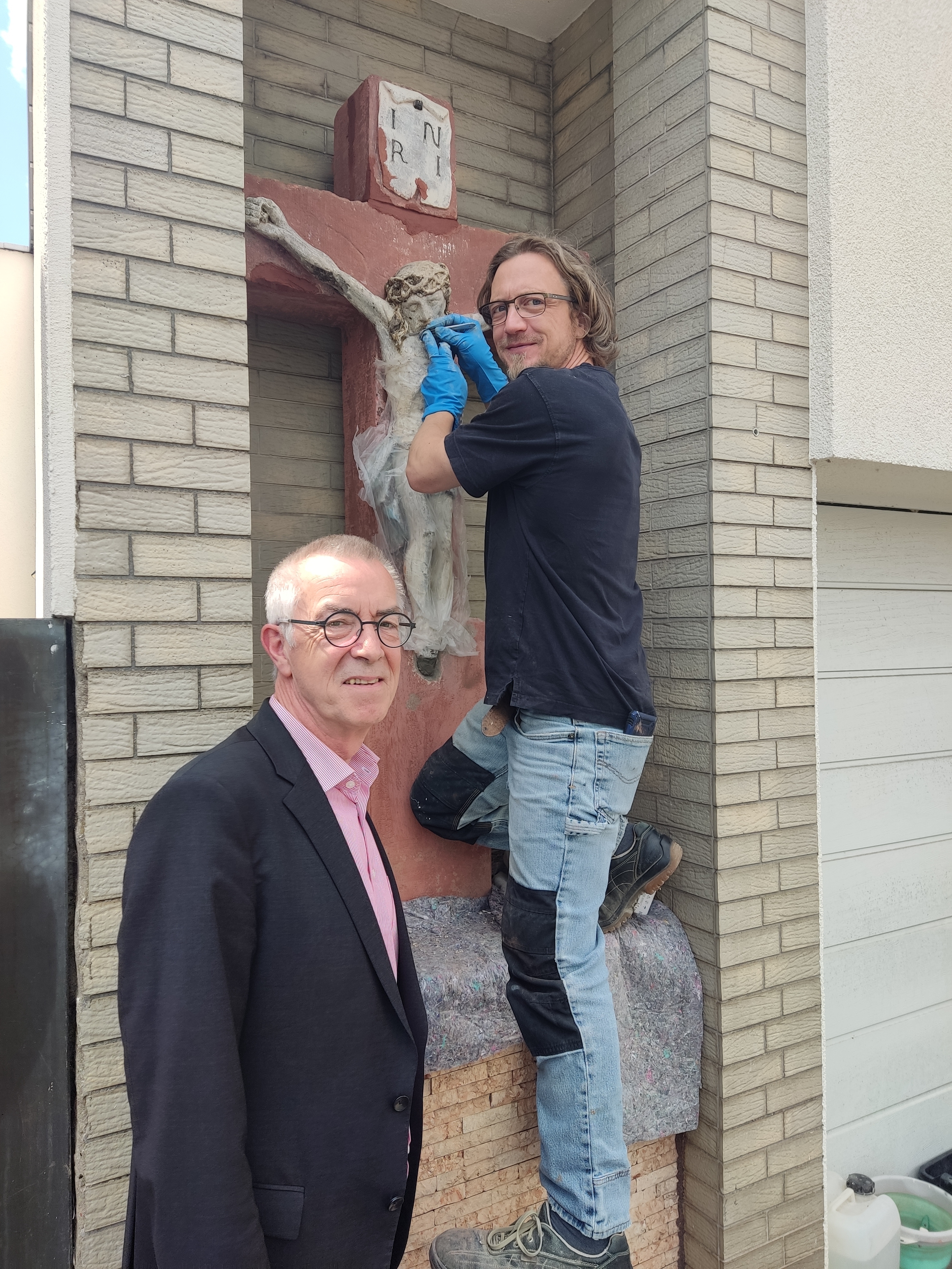 Jirasek am Kreuz. Restaurator bei der Arbeit.