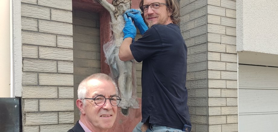 Jirasek am Kreuz. Restaurator bei der Arbeit.