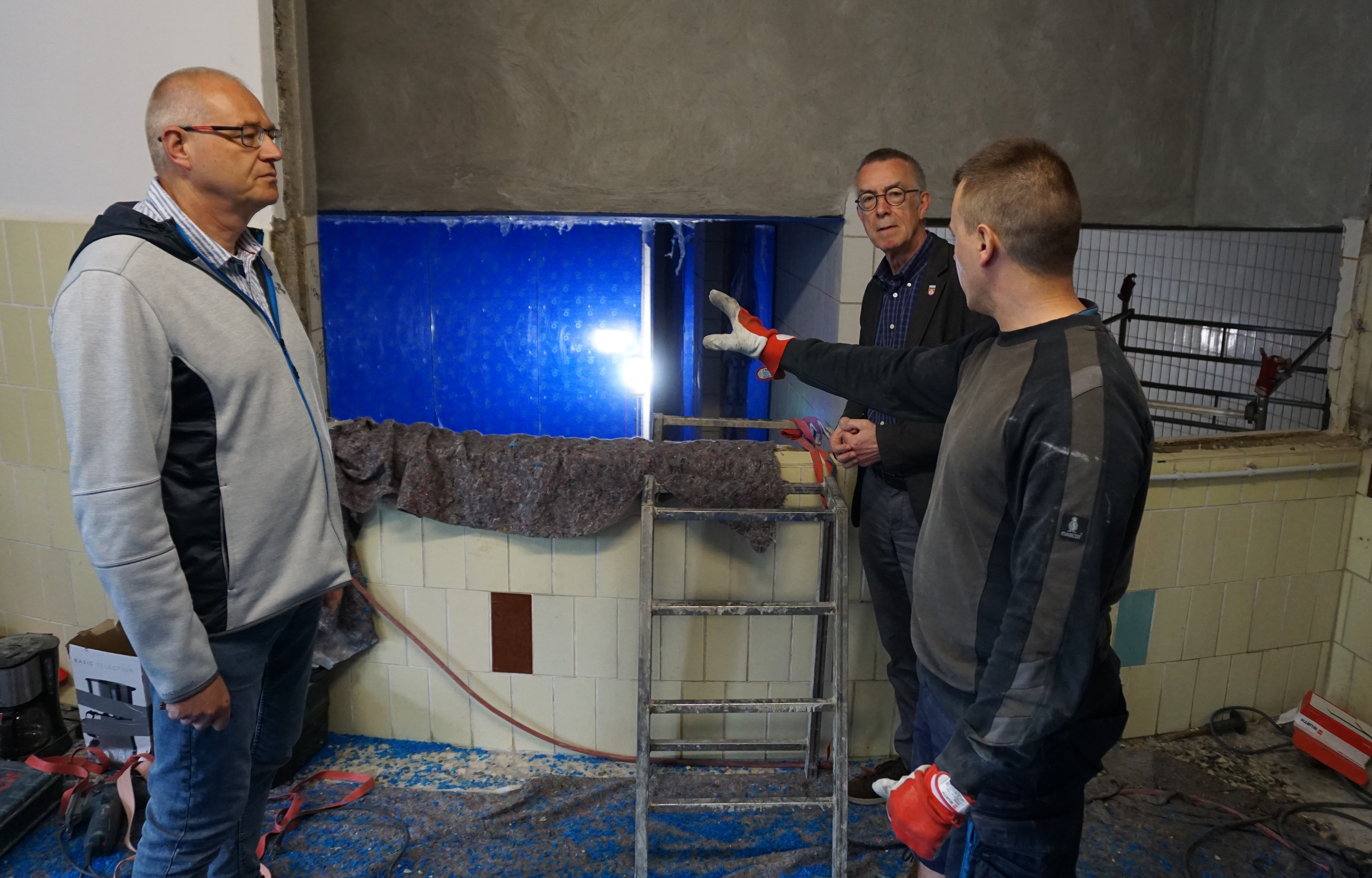 Der Erste Beigeordnete besichtigt die Bauarbeiten.