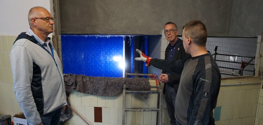 Der Erste Beigeordnete besichtigt die Bauarbeiten.