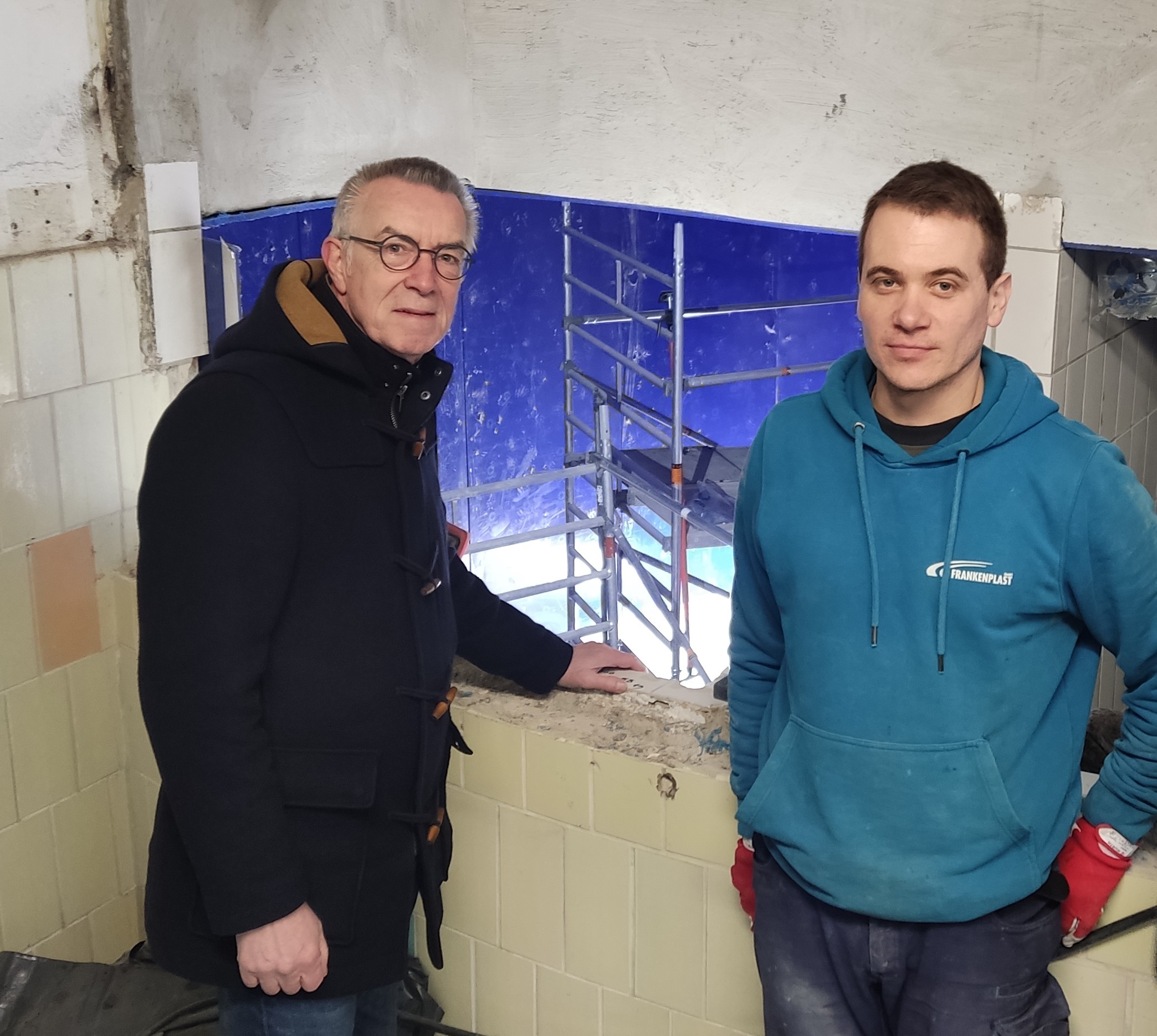 Jirasek und Facharbeiter vor dem Hochbehälter.