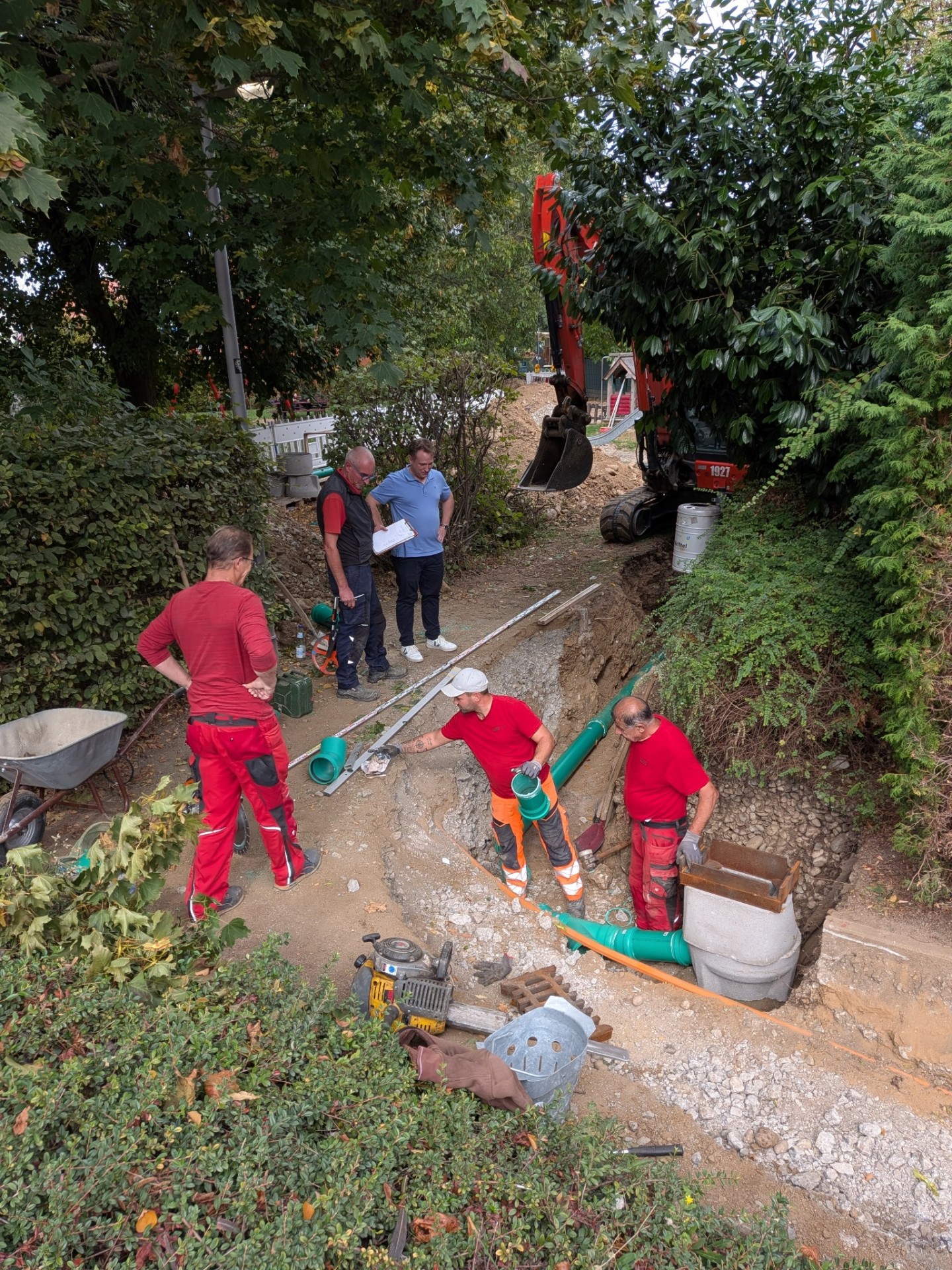 Arbeiter setzen den Sinkkasten.