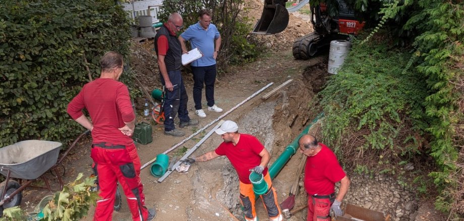 Arbeiter setzen den Sinkkasten.