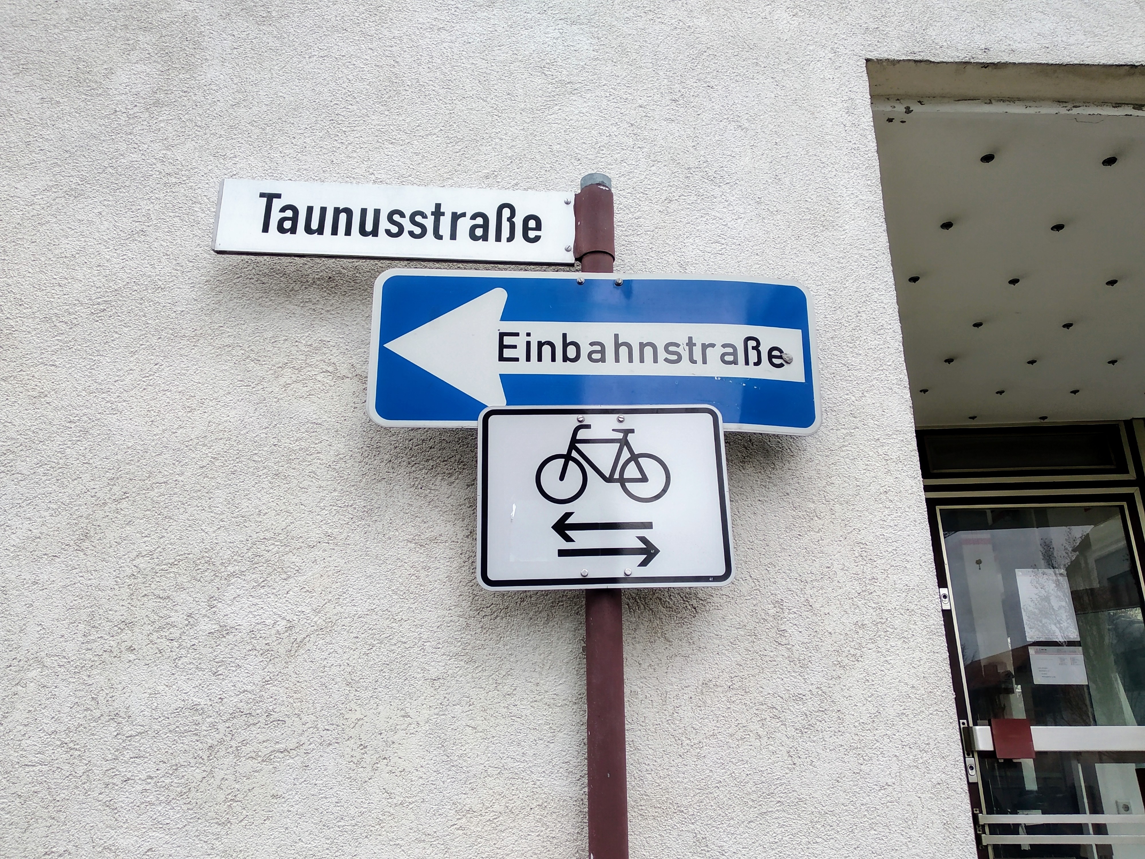 Ein Schild für Fahrradfahrer.