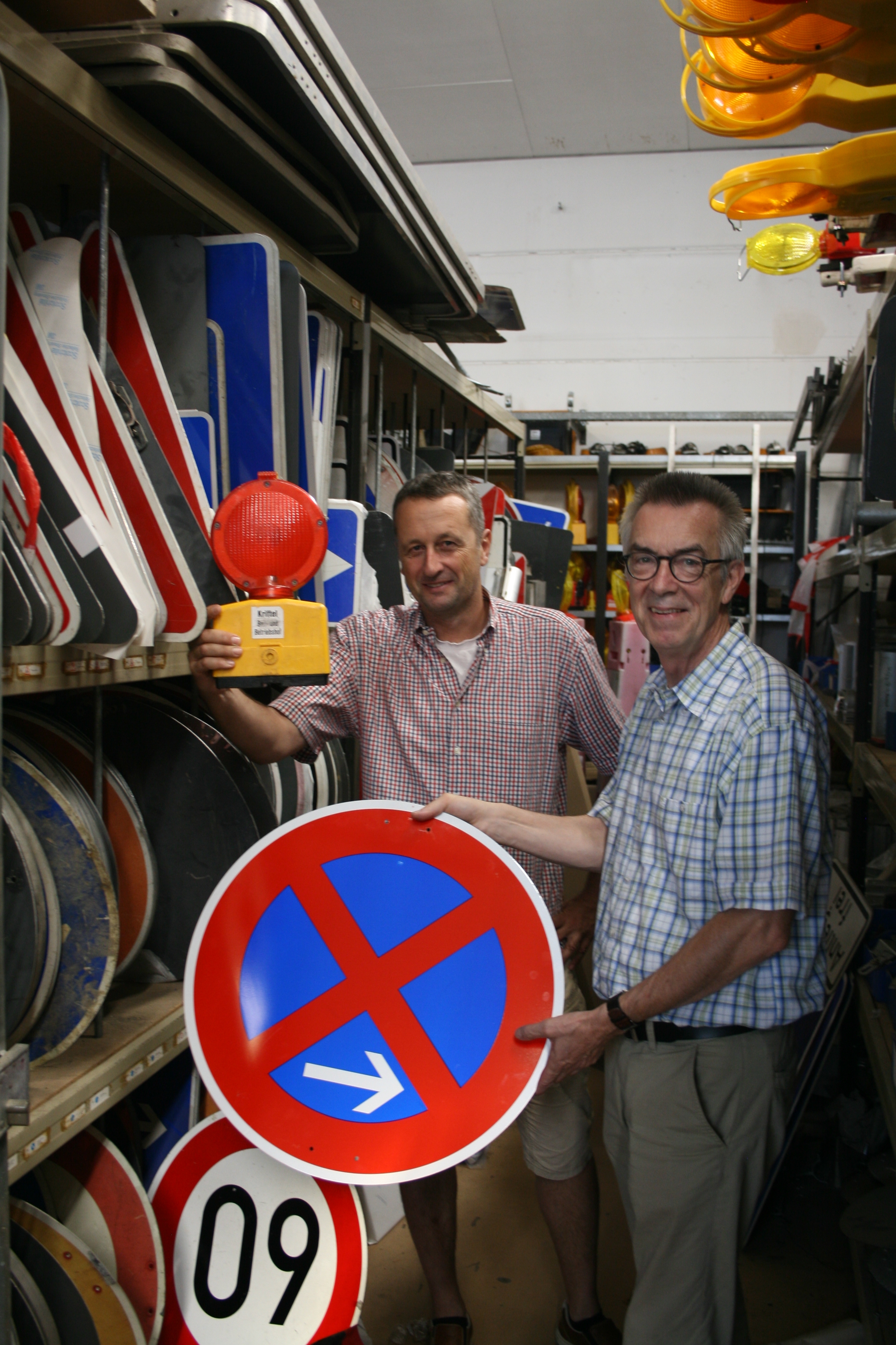 Jirasek und Kaufmann im Schilderlager der Gemeinde.