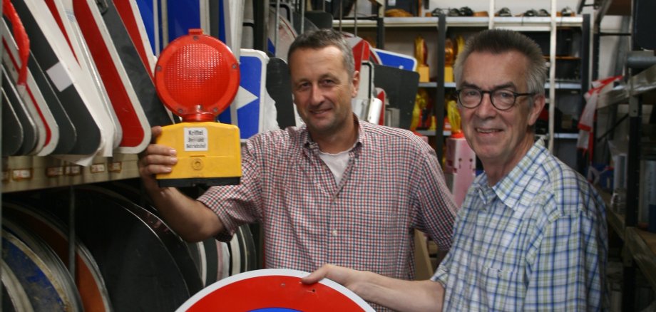 Jirasek und Kaufmann im Schilderlager der Gemeinde.