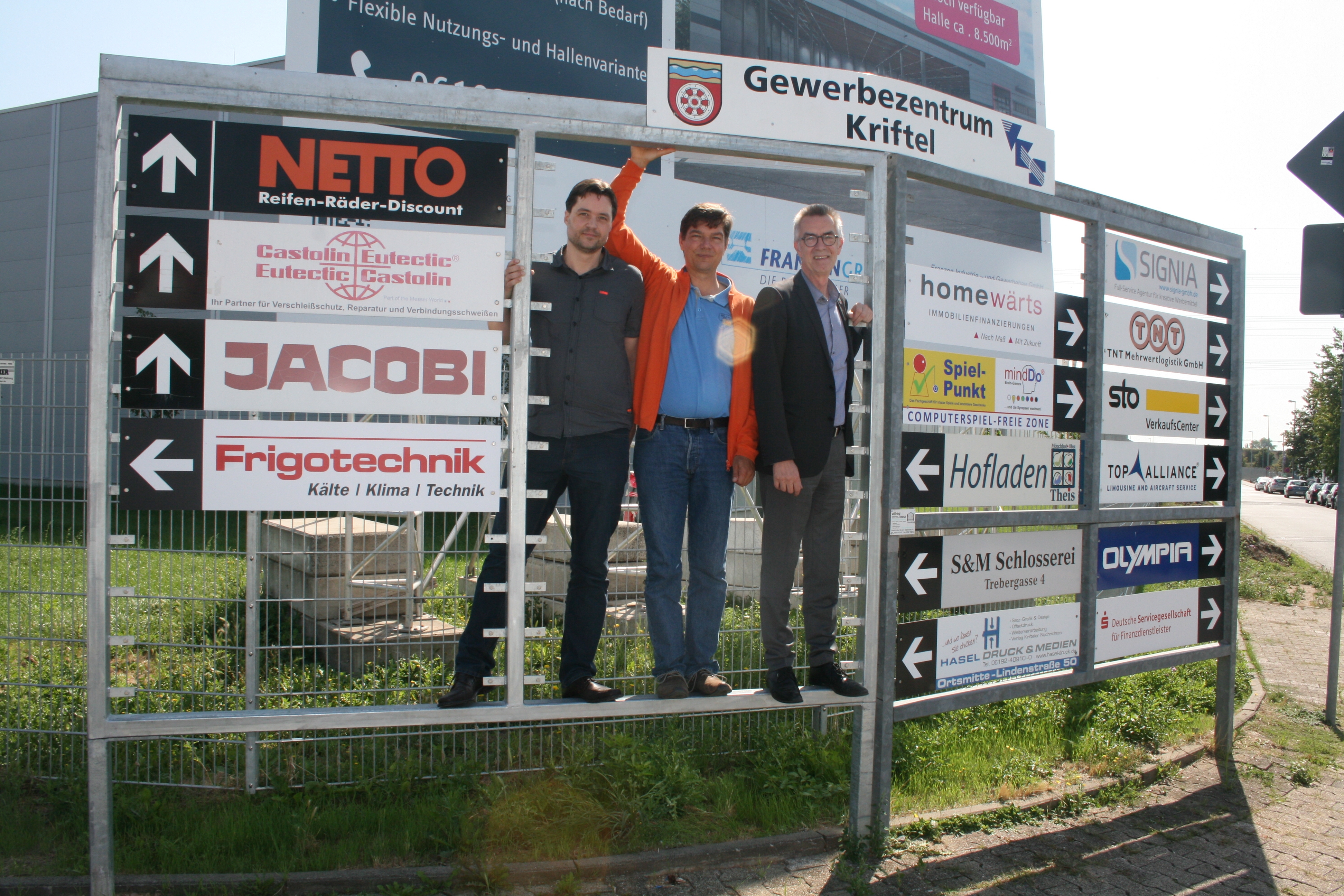 Der ERste Beigeordnete Franz Jirasek mit Hellmich und Schmelz vom VKS-Vorstand im Schilderrahmen.