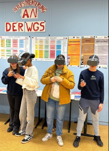 Schüler mit VR-Brillen.