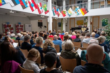 Voll besetztes Rathausfoyer.