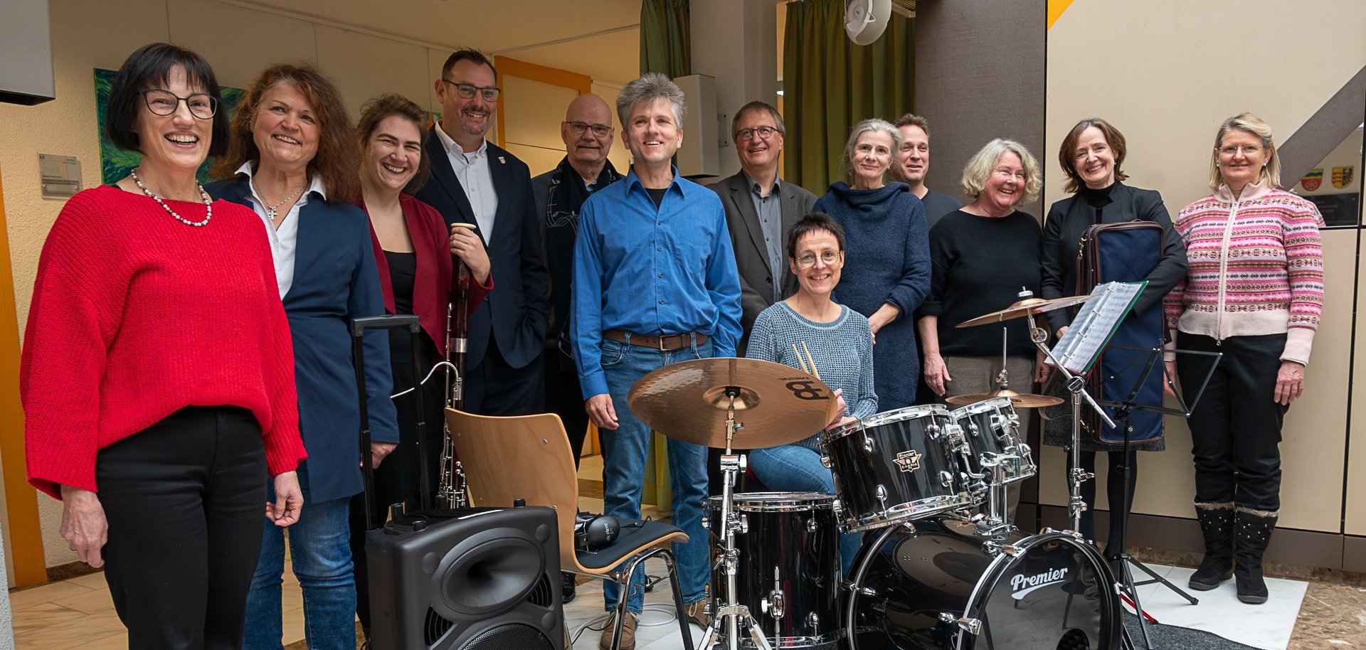 Der neue Leiter mit alle Musikschuleher/innen.