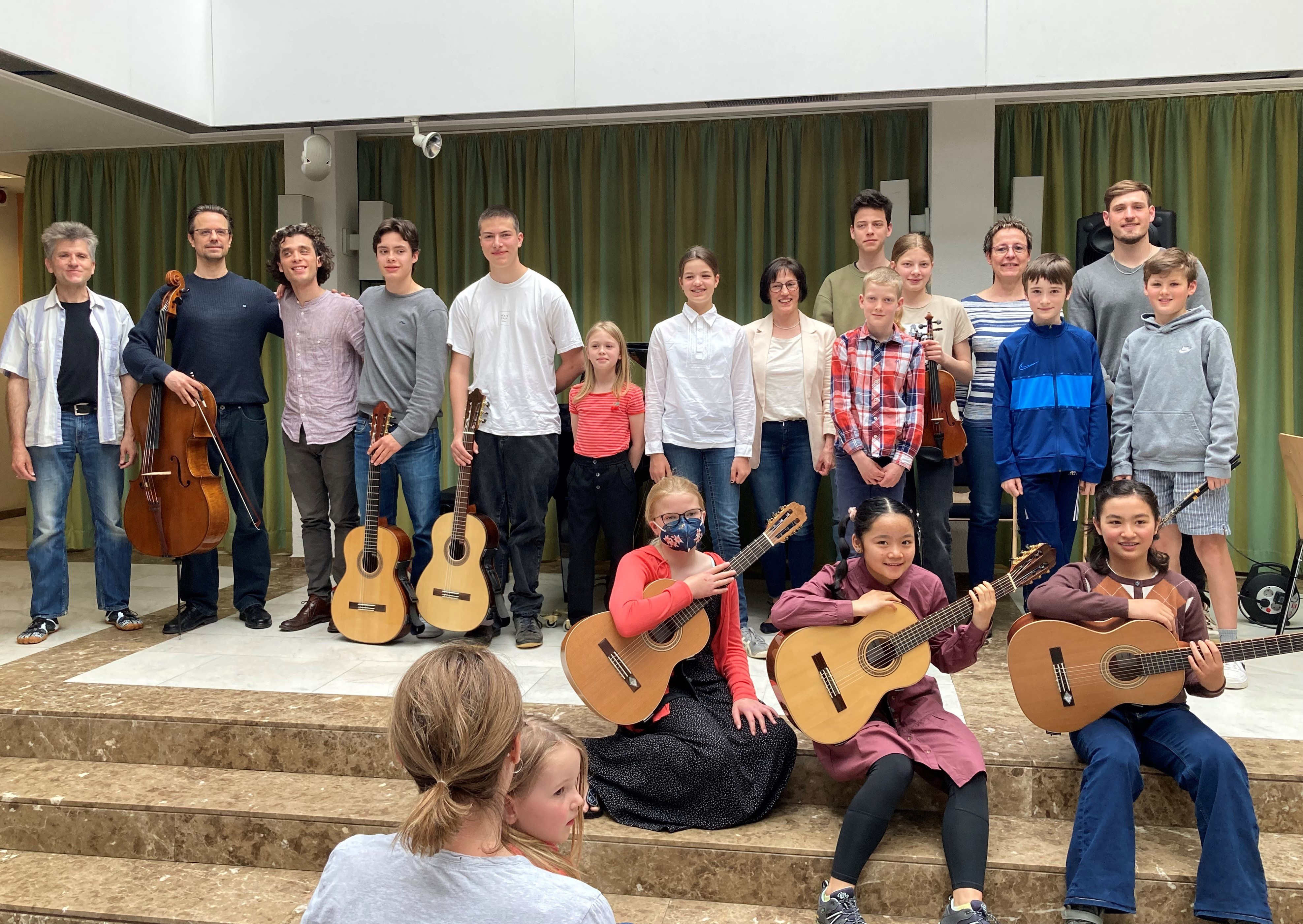 Gruppenbild der Musikschullehrer/innen und Schüler/innen.
