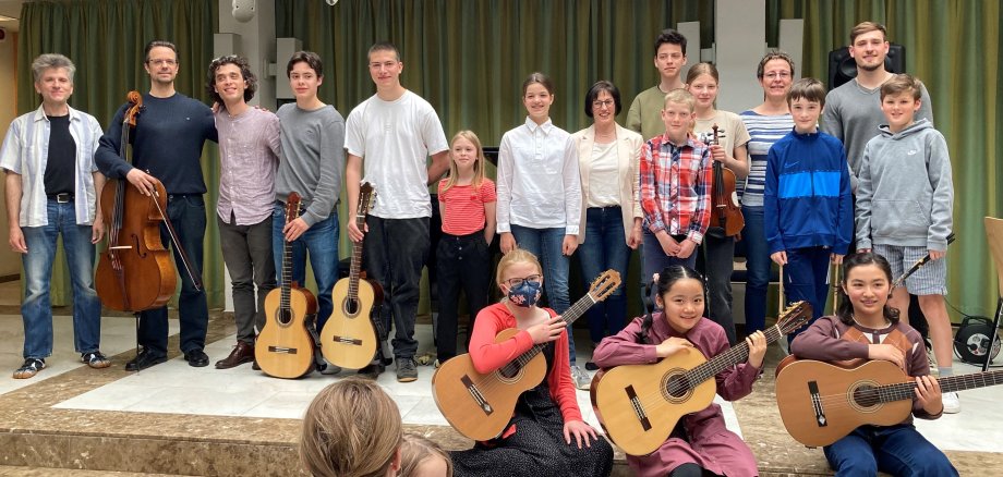 Gruppenbild der Musikschullehrer/innen und Schüler/innen.