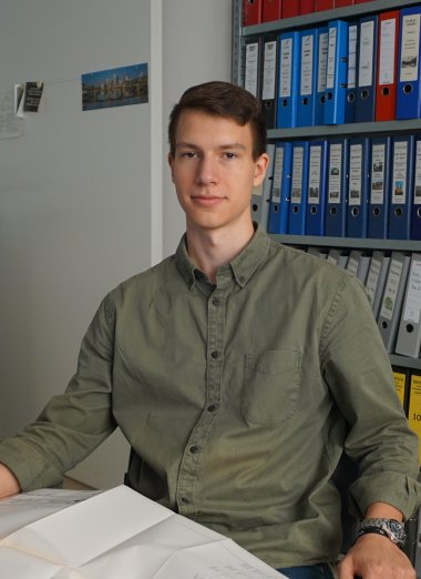 Timo Lang am Schreibtisch.