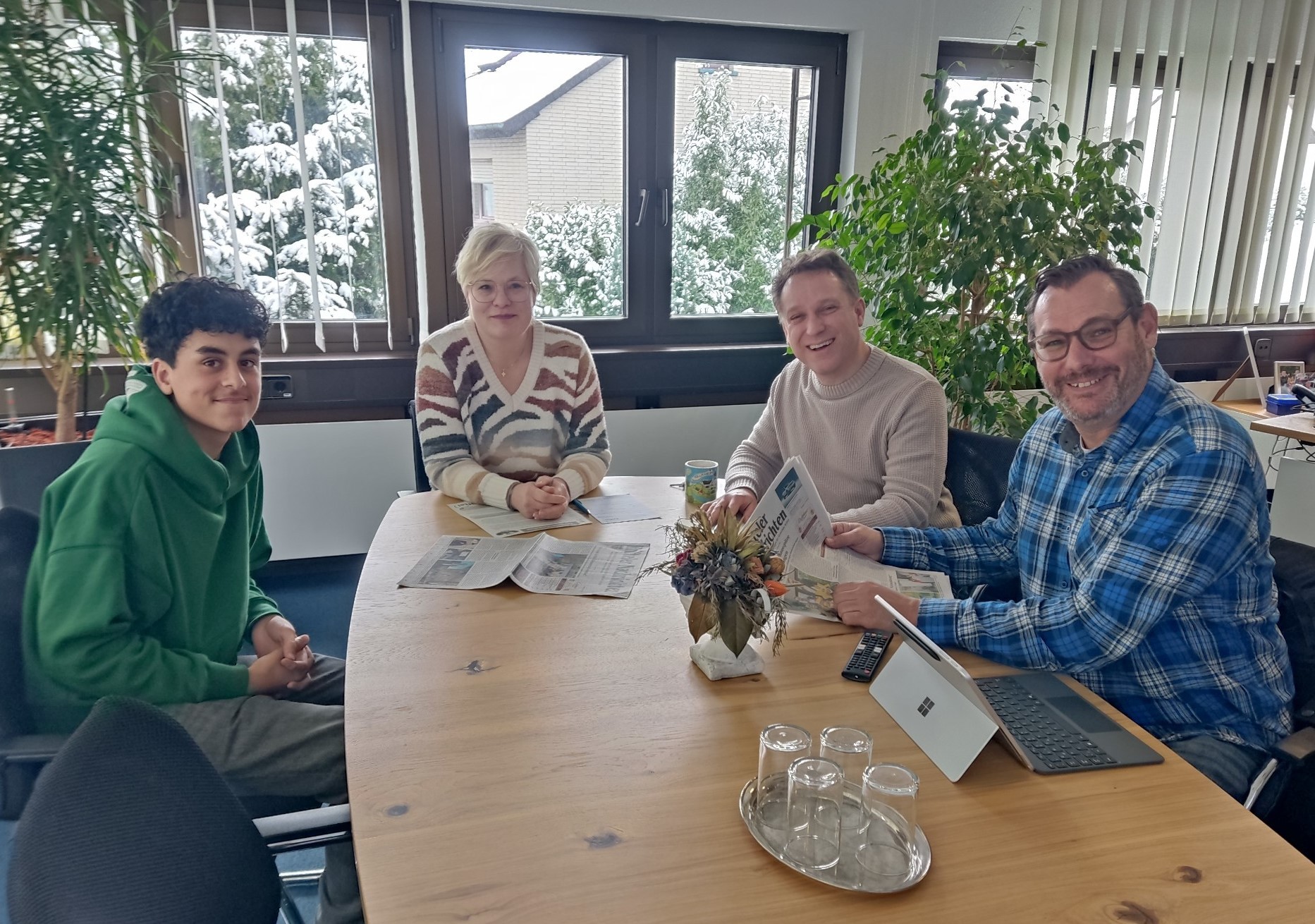 Schülerpraktikant bei Besprechung im Büro des Bürgermeisters.
