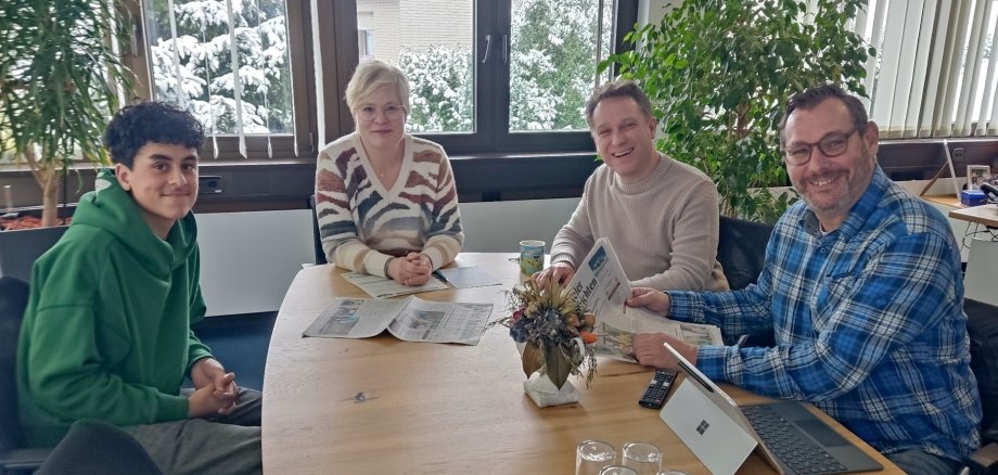 Schülerpraktikant bei Besprechung im Büro des Bürgermeisters.