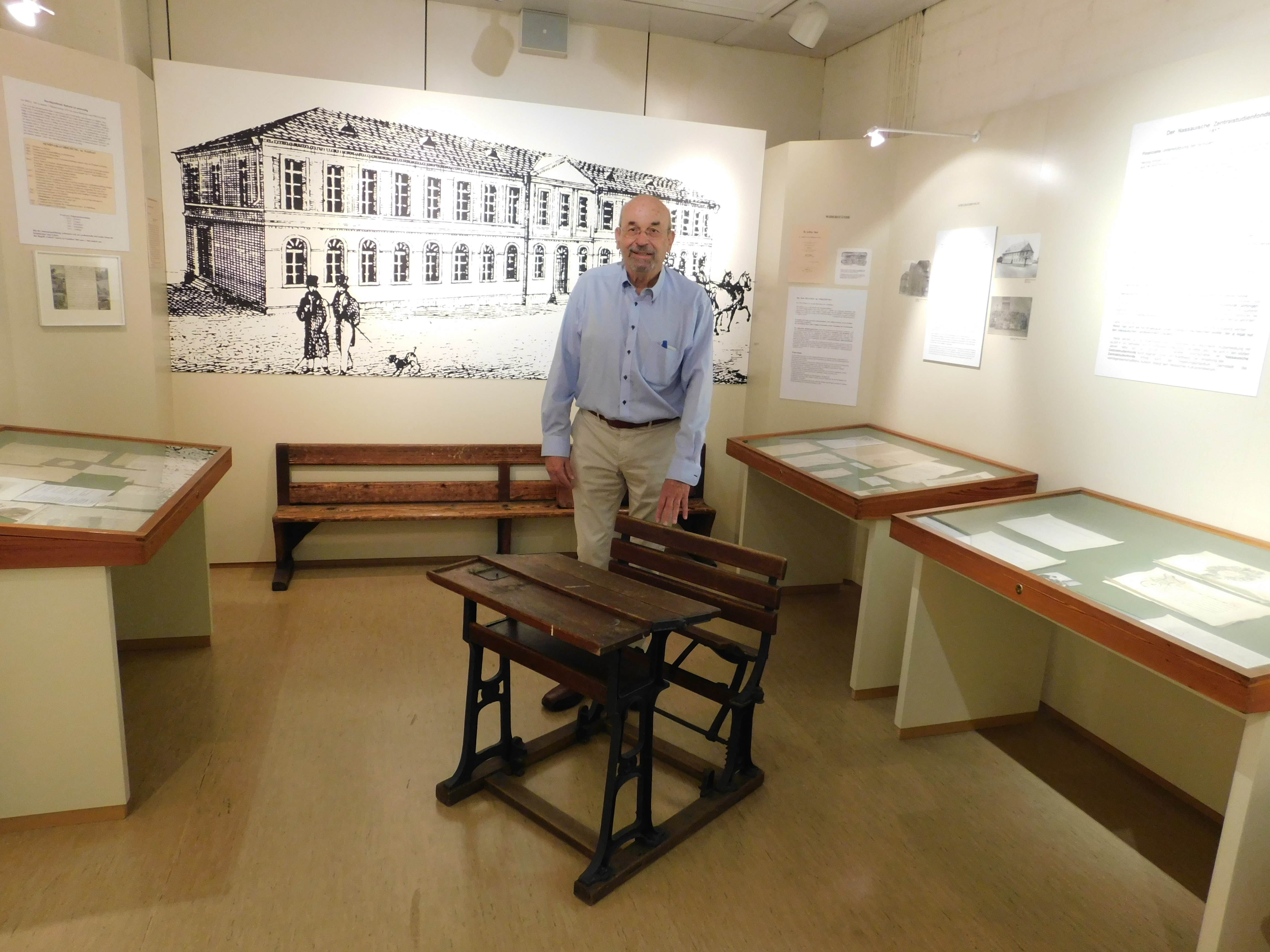 Der Museumsleiter im Museum.