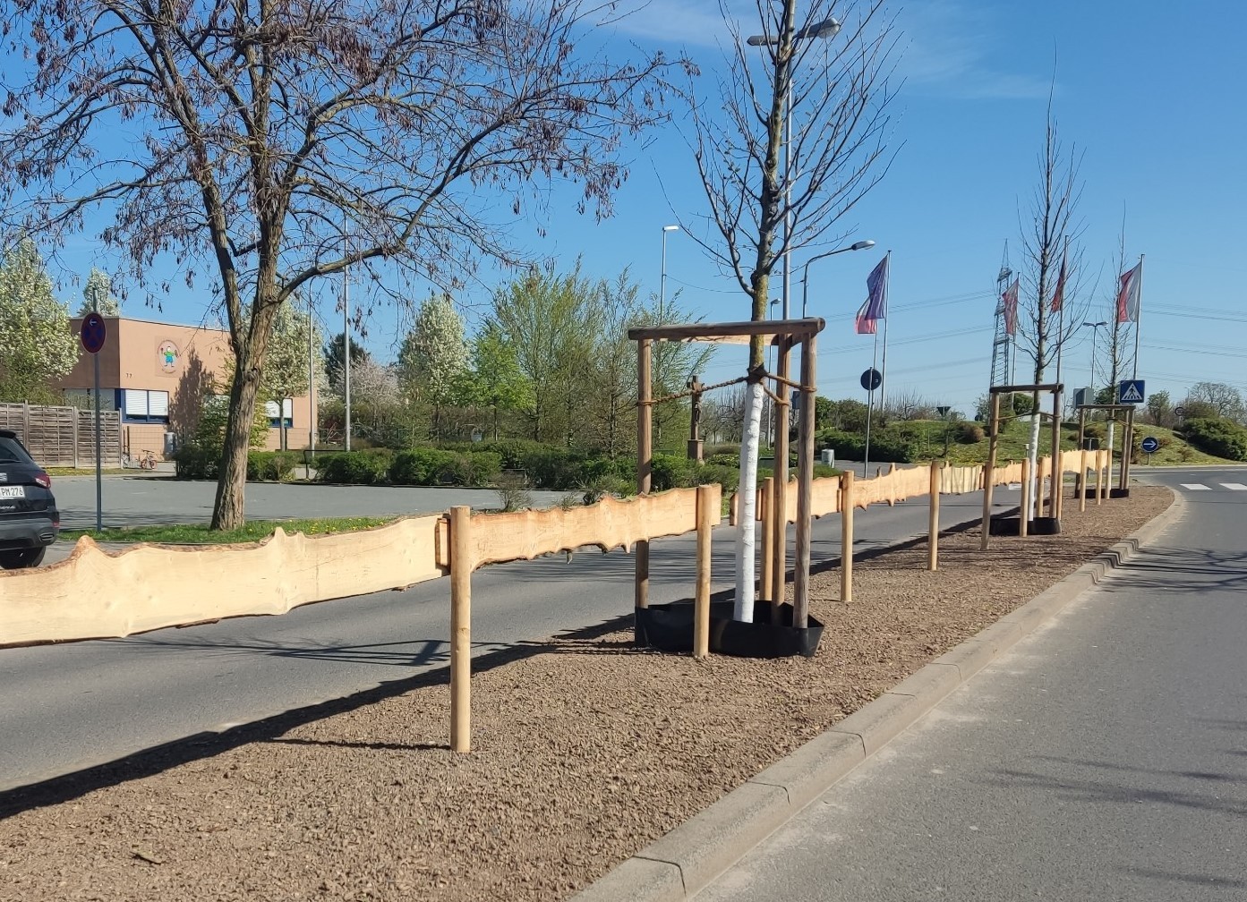 Zaun auf dem Fahrbahnteiler der Frankfurter Straße.