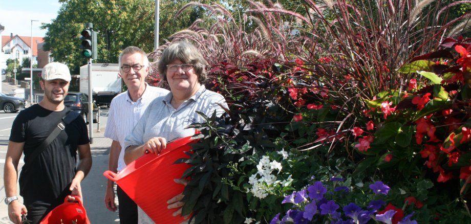 Das Pflanzteam mit dem Ersten Beigeordneten auf der Brücke vor den Blumenkästen.