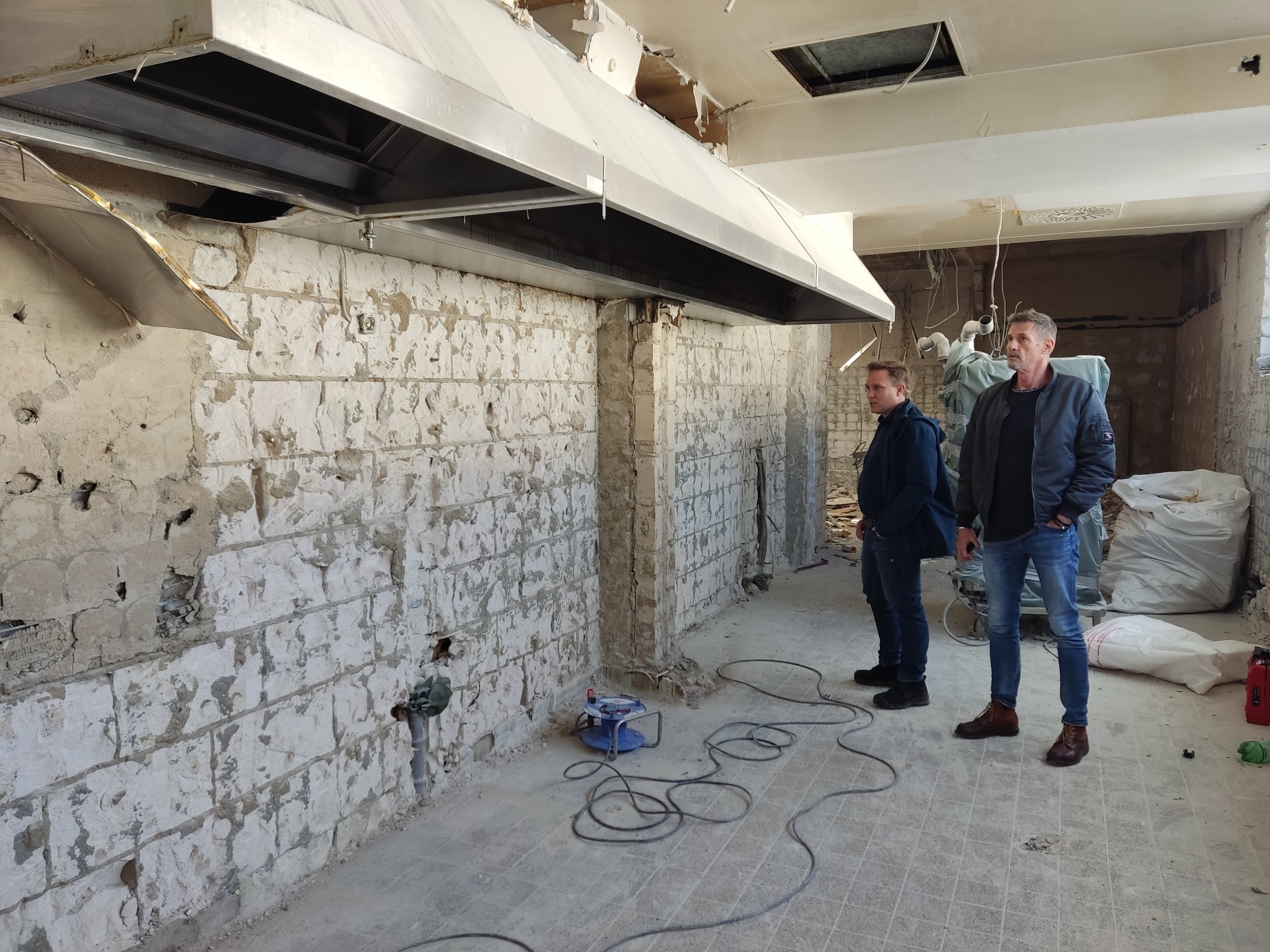 Der Erste Beigeordnete in der ehemaligen Küche de Restaurants.