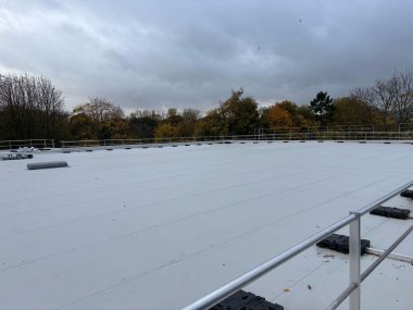 Dach große Halle. Dachhaut ist fertig und das Geländer ist angebracht.