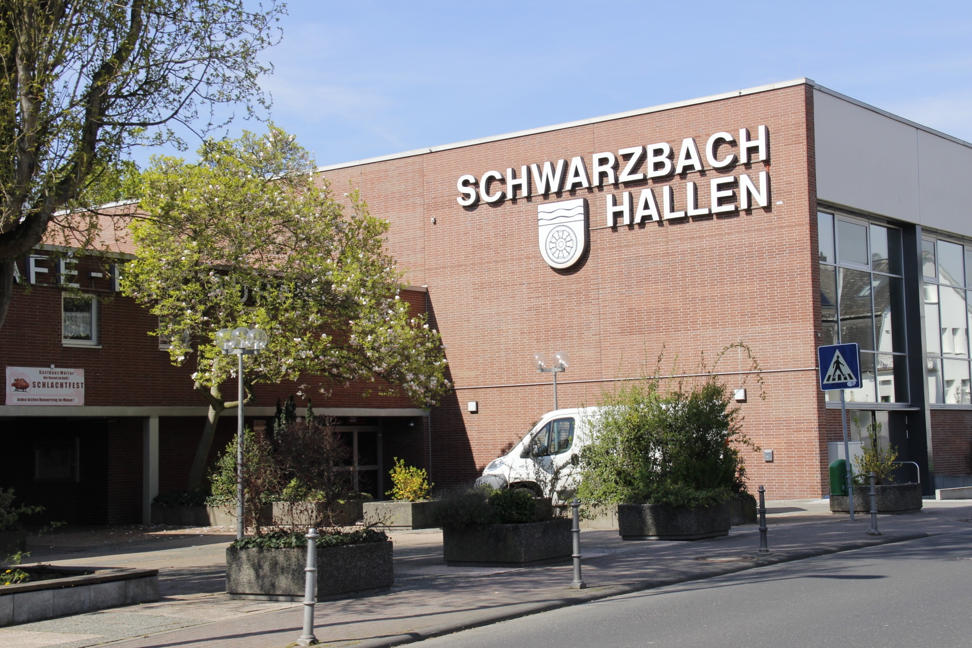 Ein Foto der Schwarzbachhallen.