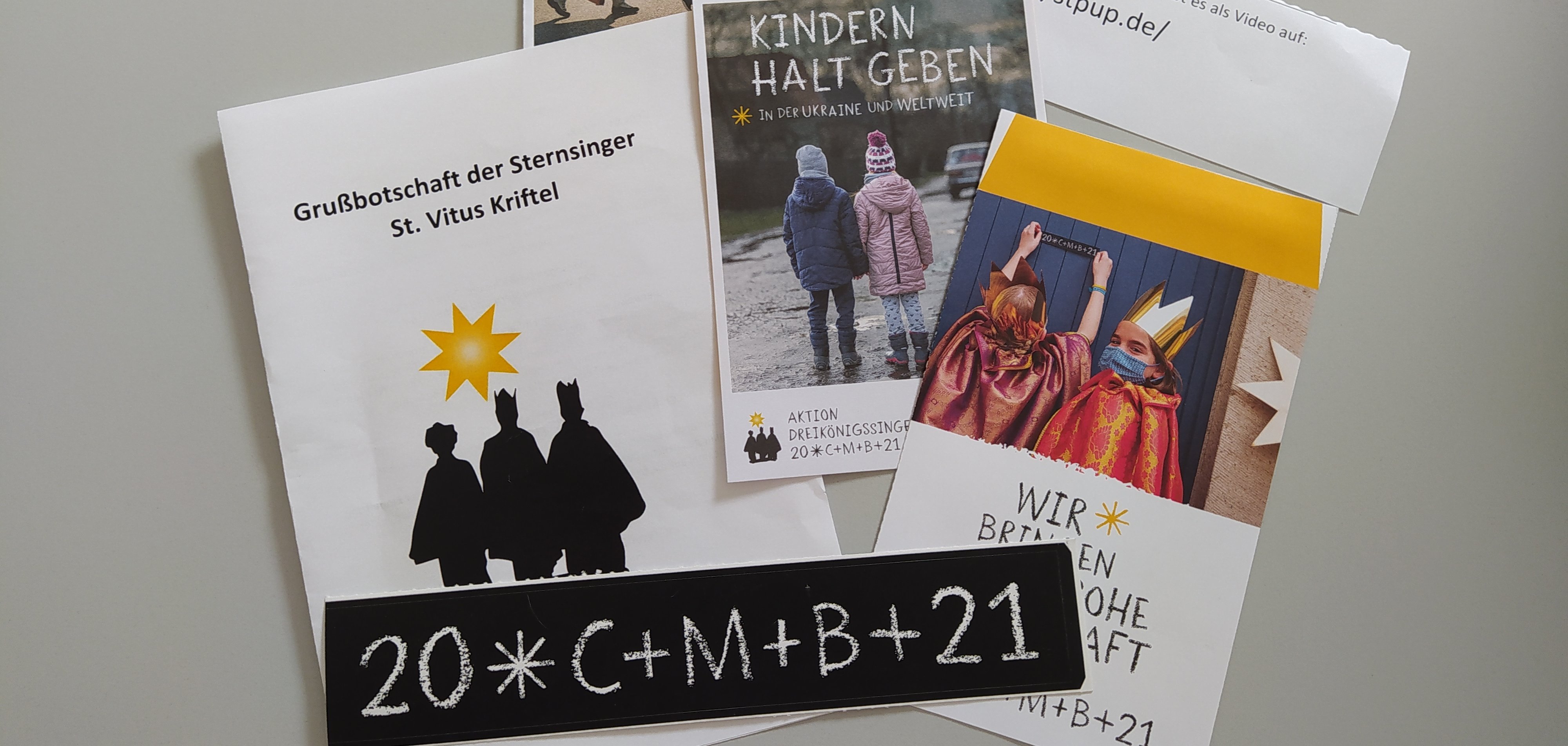 Das SEgenspaket der Sternsinger 2021 mit Aufklebern, Spendentüte und Segensworten.