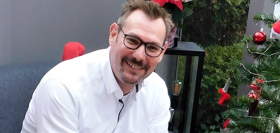 Seitz mit seinem Hund Bailey auf der Terrasse.