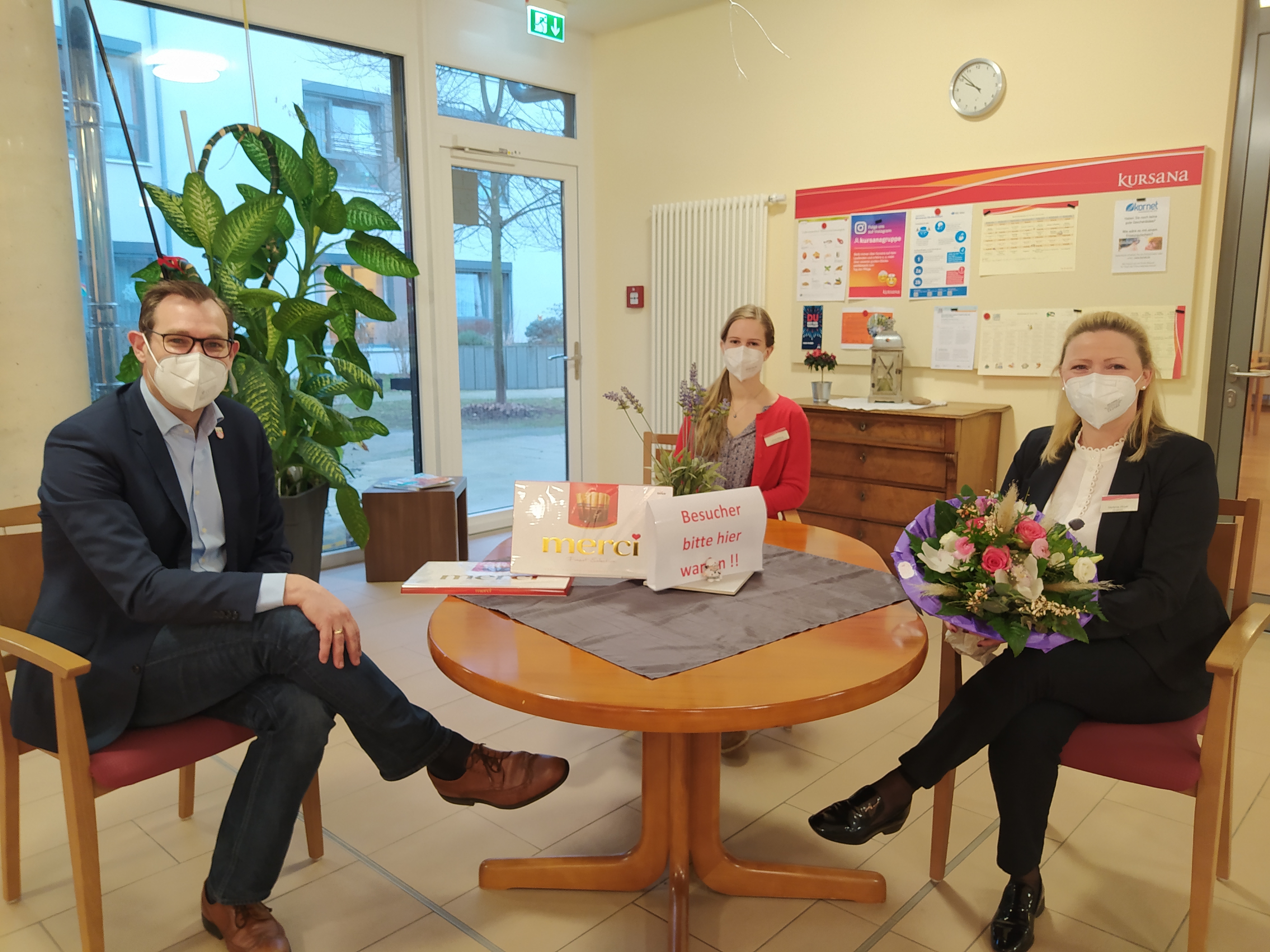 Bürgermeister Seitz hat Leiterin Stefanie Hoyer einen Blumenstrauß übergeben.