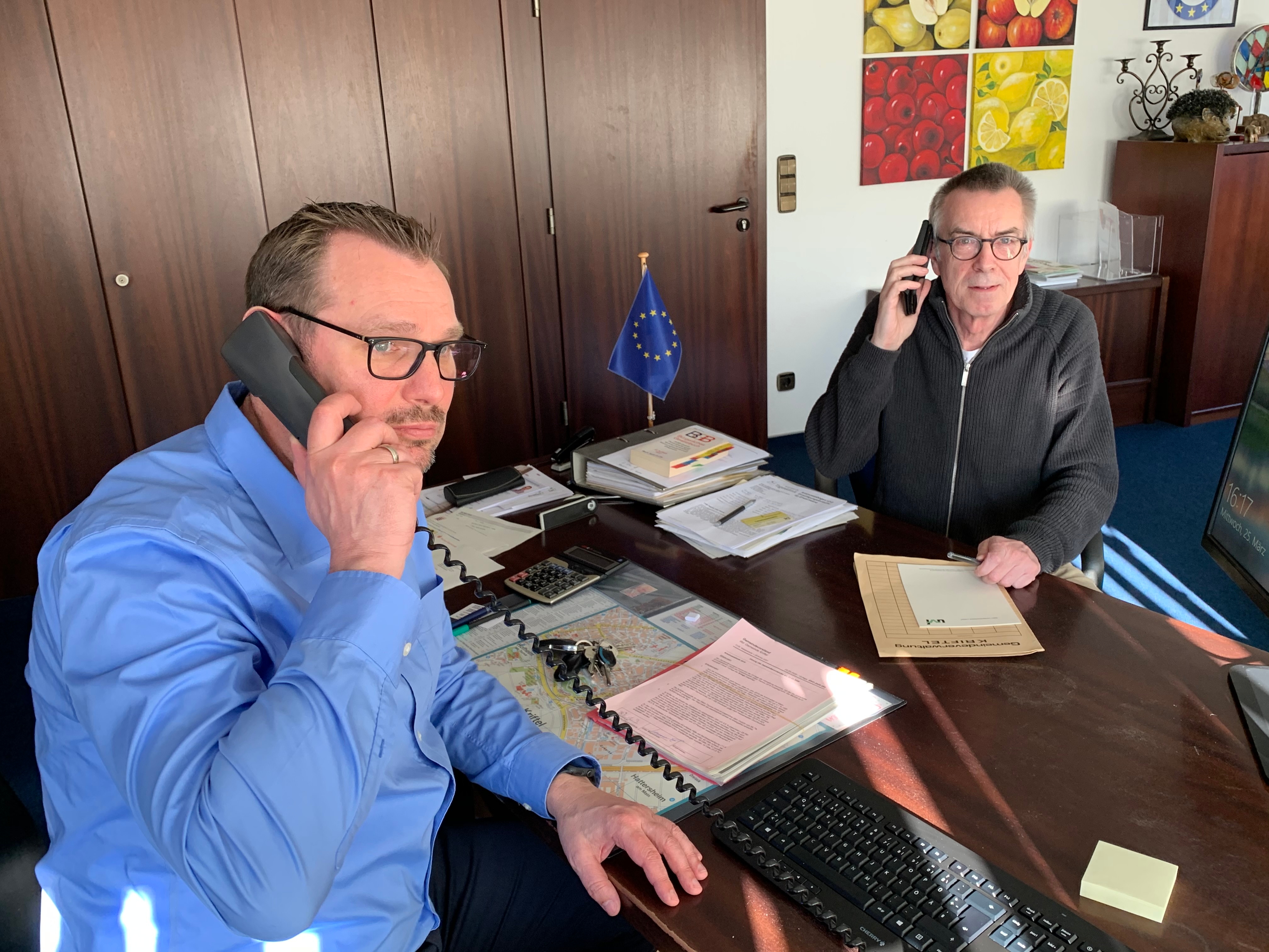Seitz und Jirasek mit Telefonhörern in der Hand.