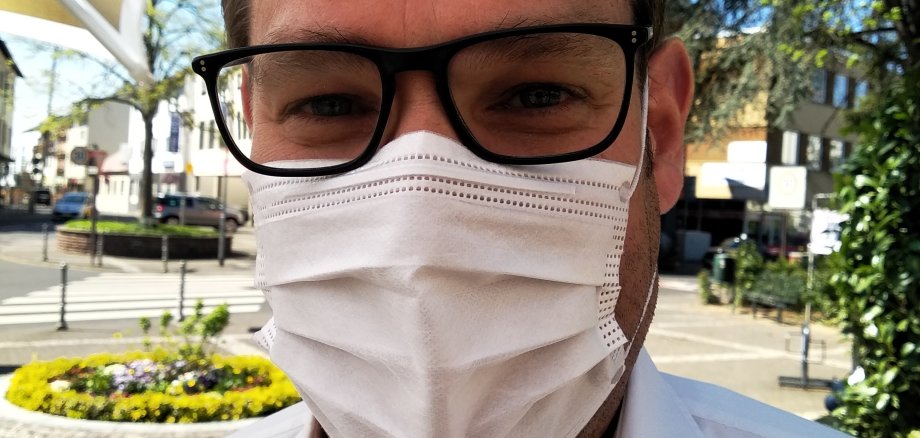 Bürgermeister Seitz trägt Maske.