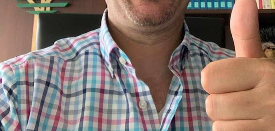 Bürgermeister Seitz mit Daumen hoch.