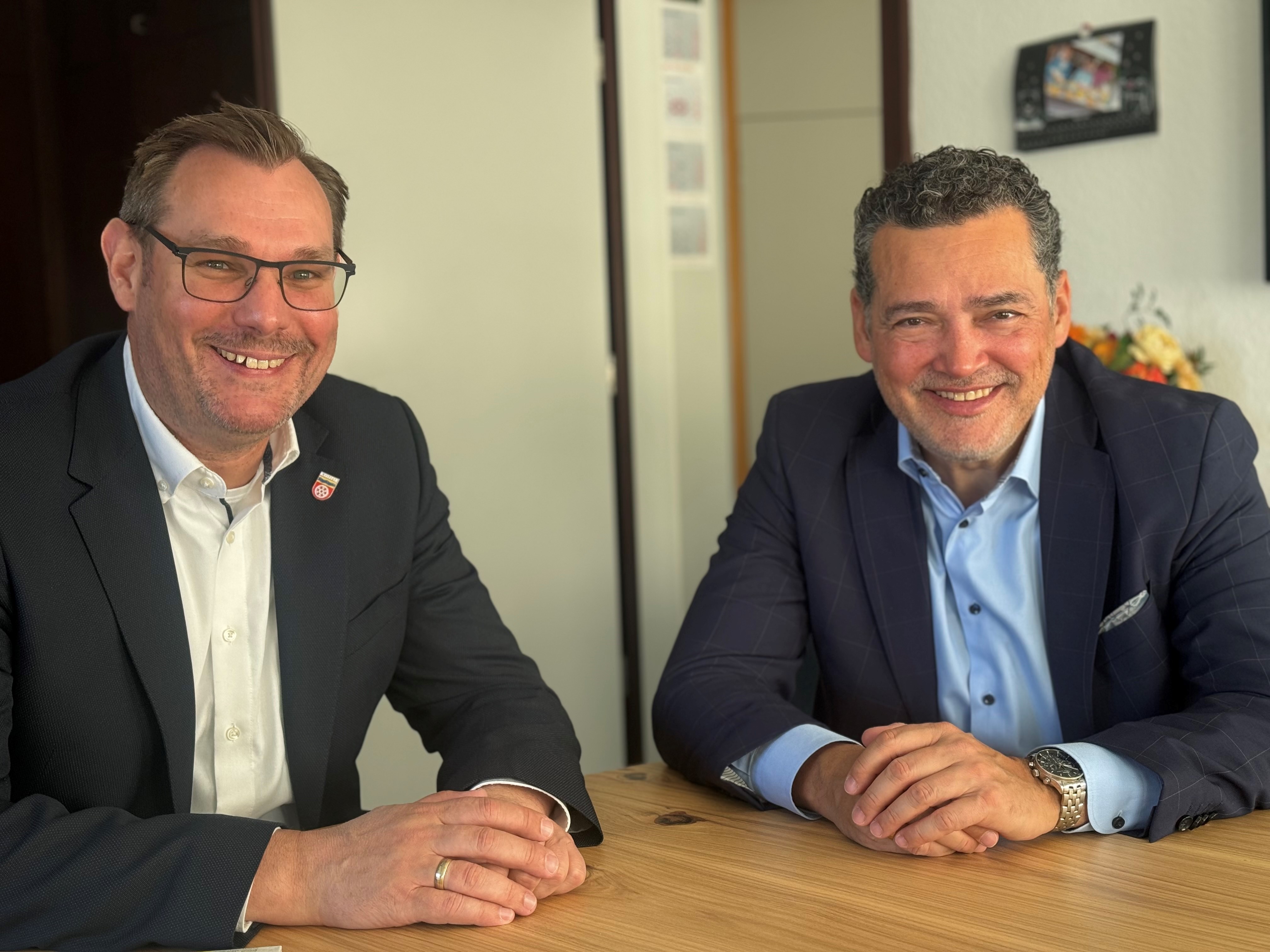 Seitz und Schwebel im Büro.