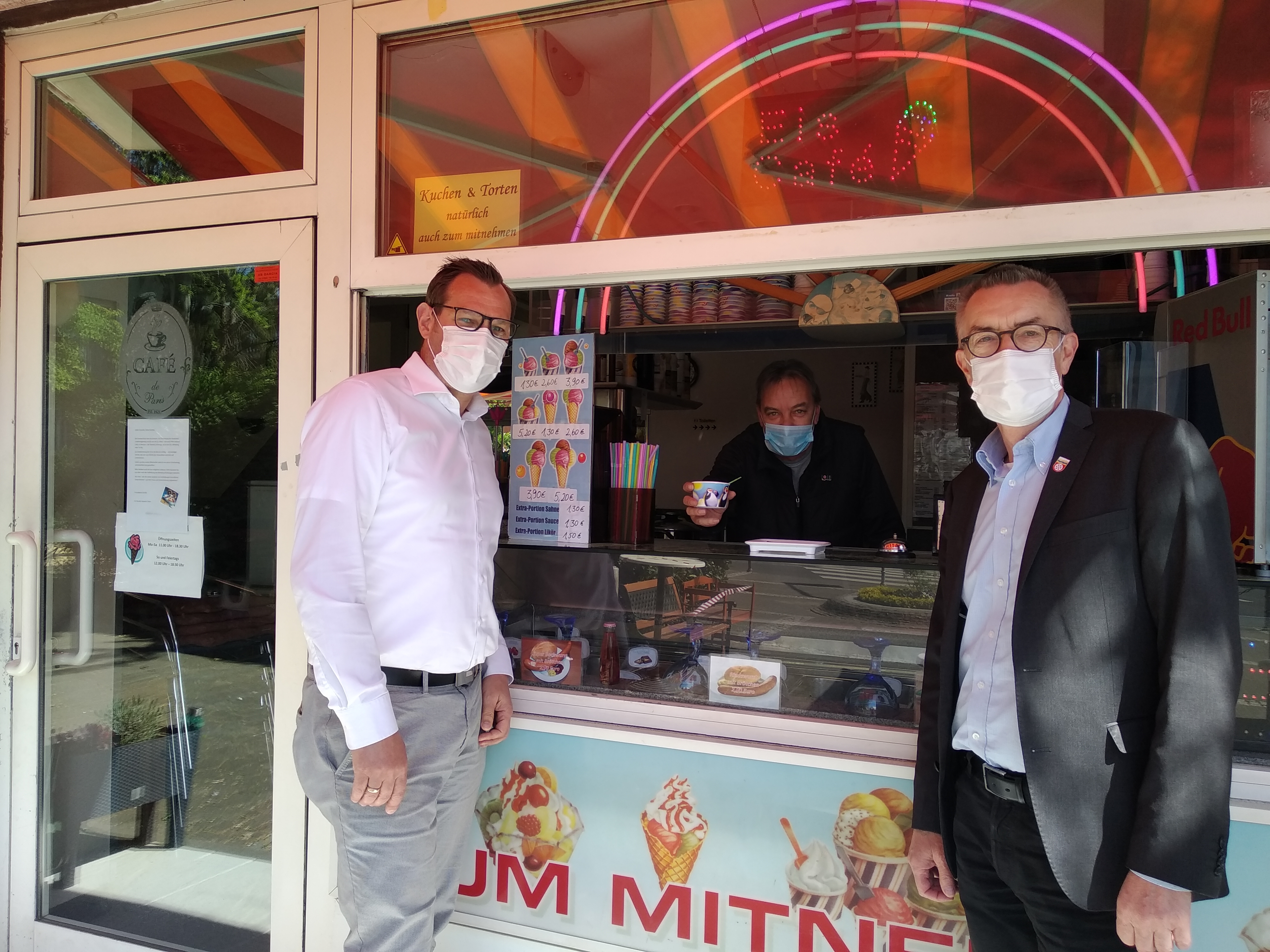 Bürgermeister Seitz und Erster Beigeordneter Jirasek mit Maske an der Eisdiele am Lindenplatz.