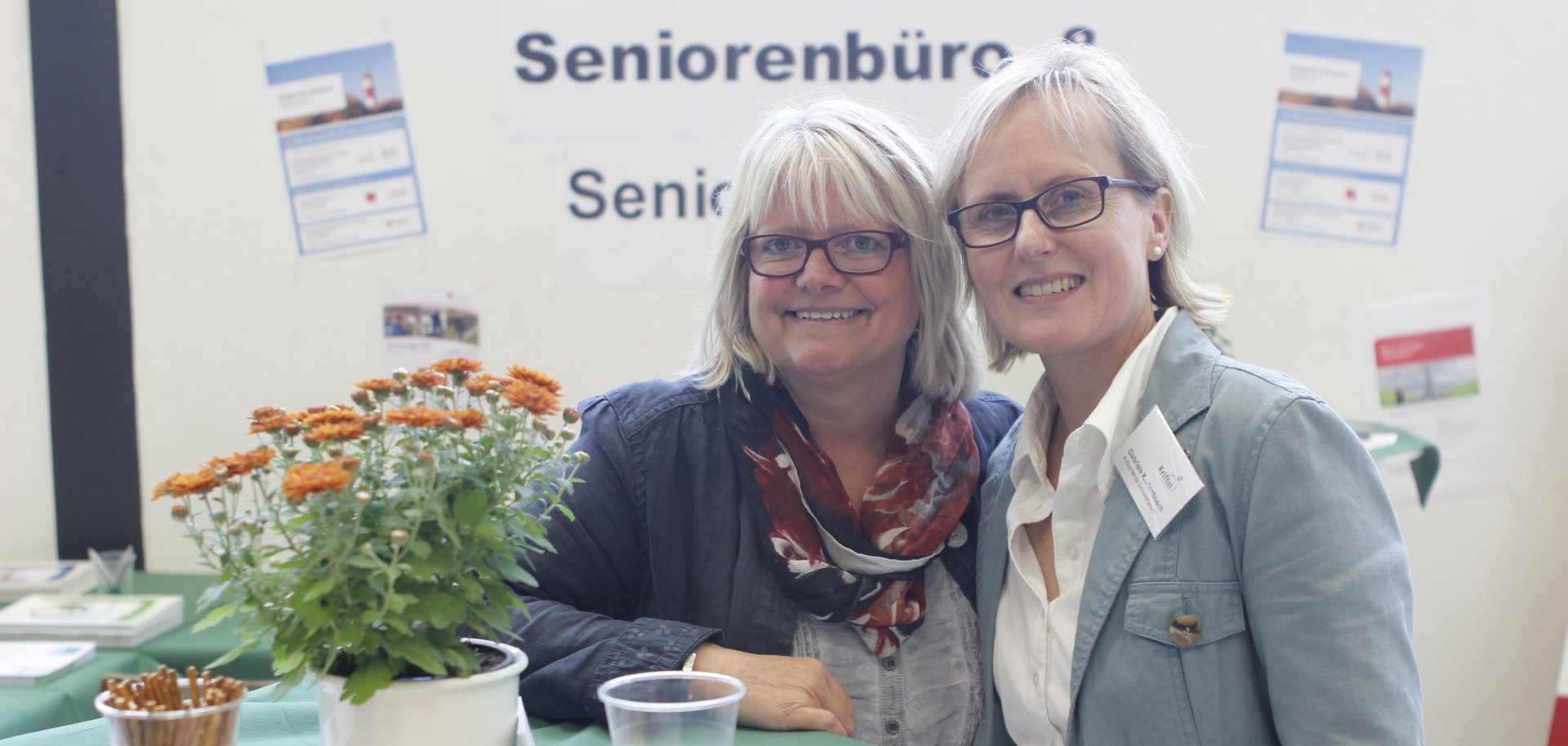 Kerstin Köhler und Gabriele Kortenbusch am Stand der Gemeinde auf einer Messe.