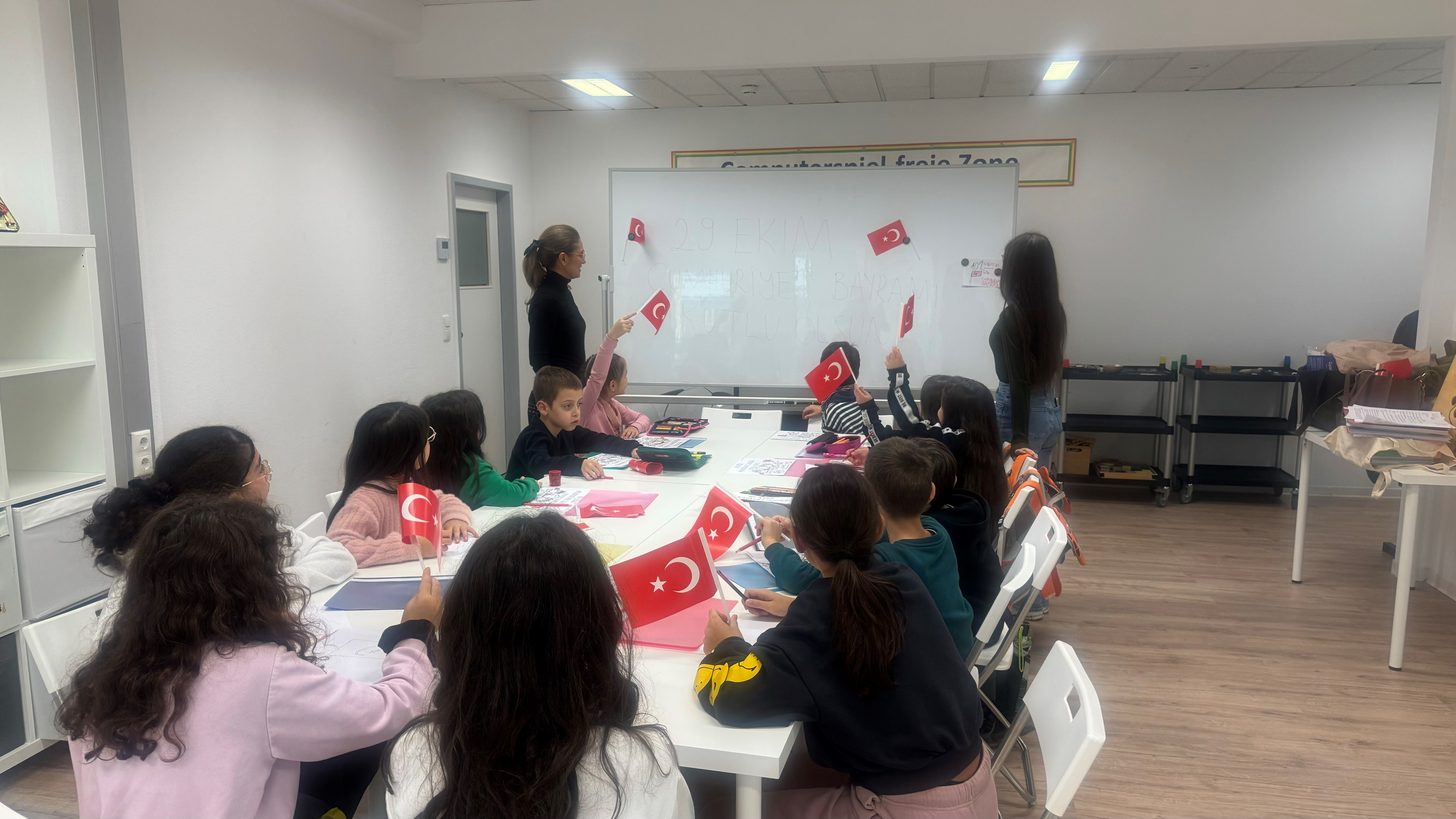 Kinder beim Türkischunterricht.