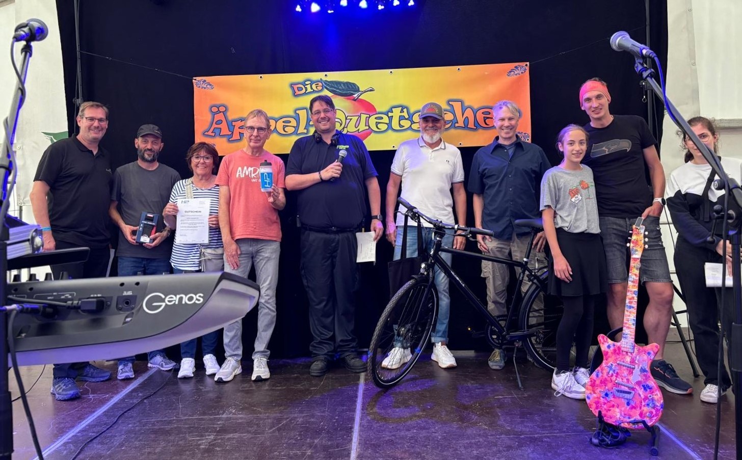 Die Sieger/innen auf der Bühne im Kerbezelt.