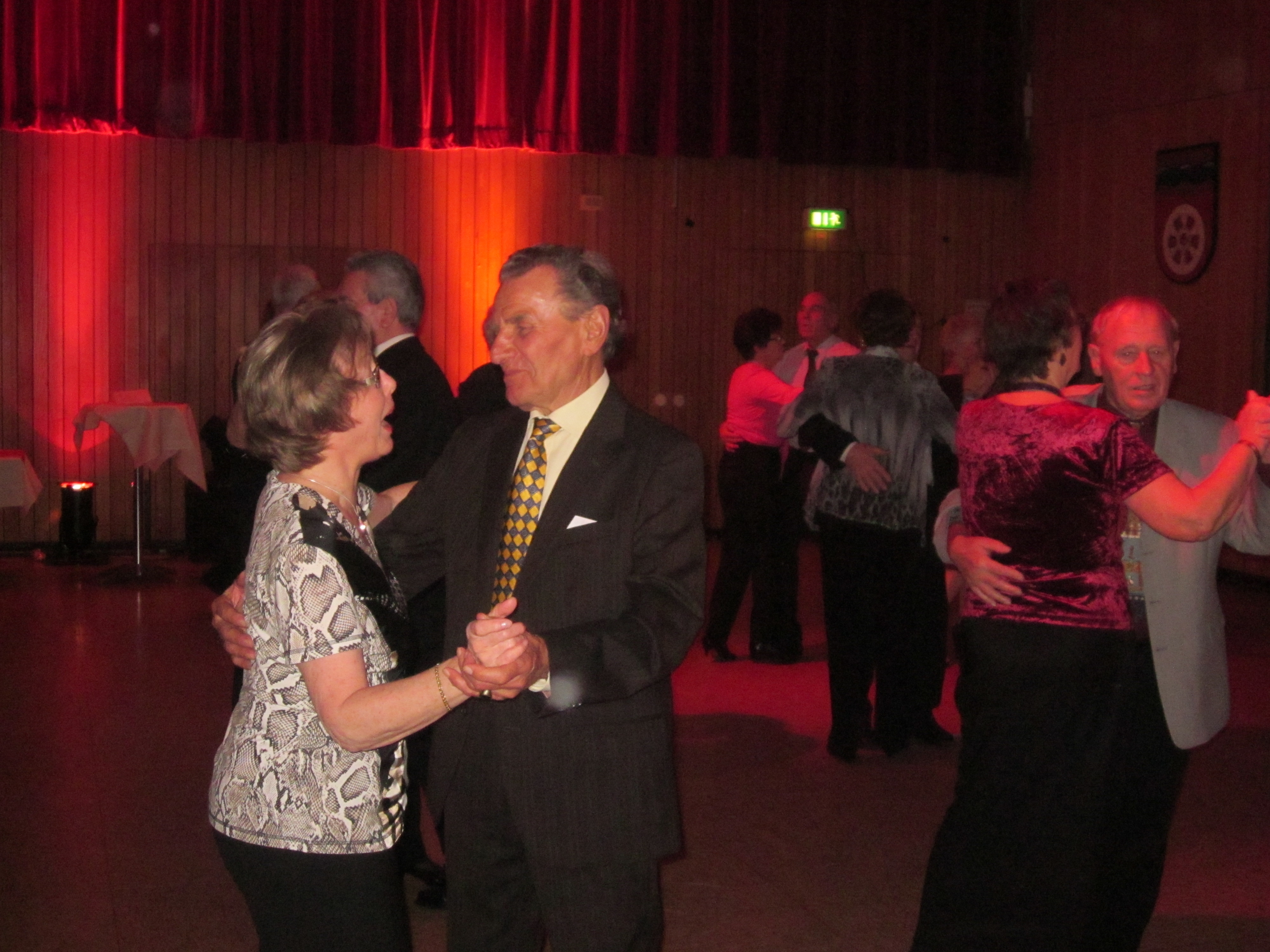 Tanzende Paare in der Schwarzbachhalle.