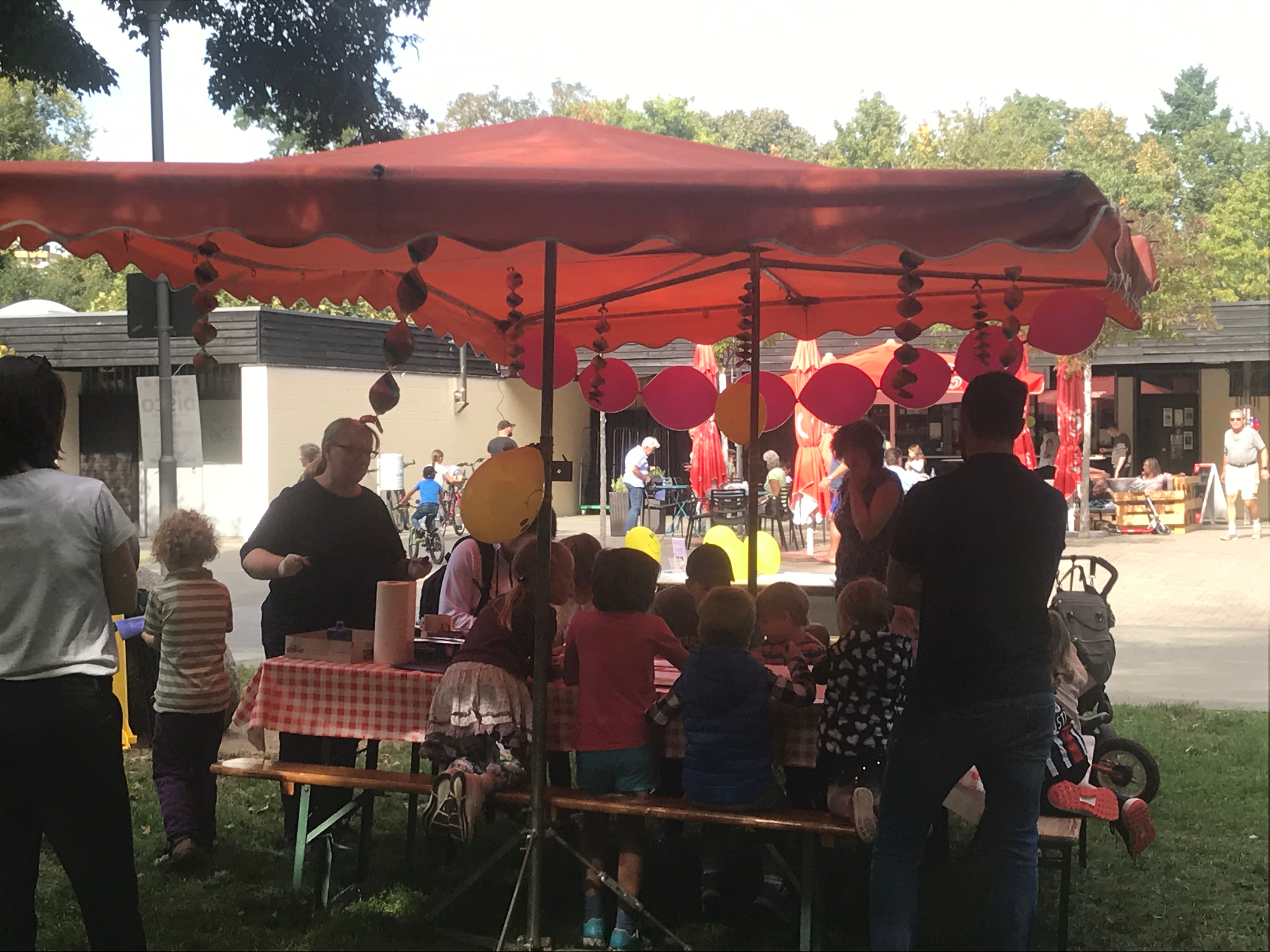 Ein mit Luftballons geschmückter Stand bei den Spielen im Park.