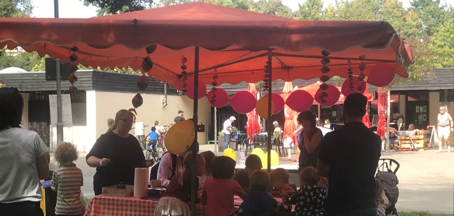 Ein mit Luftballons geschmückter Stand bei den Spielen im Park.