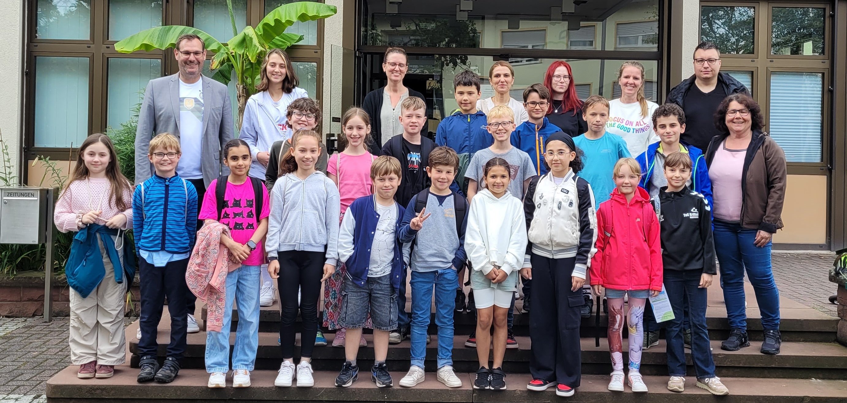 Der Kinderbeirat vor dem Rathaus.