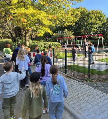 Kinder auf dem Weg zum Spielplatz am Mühlbach.