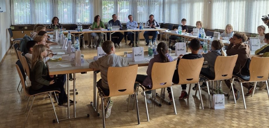 Nachwuchspolitiker im Sitzungssaal.