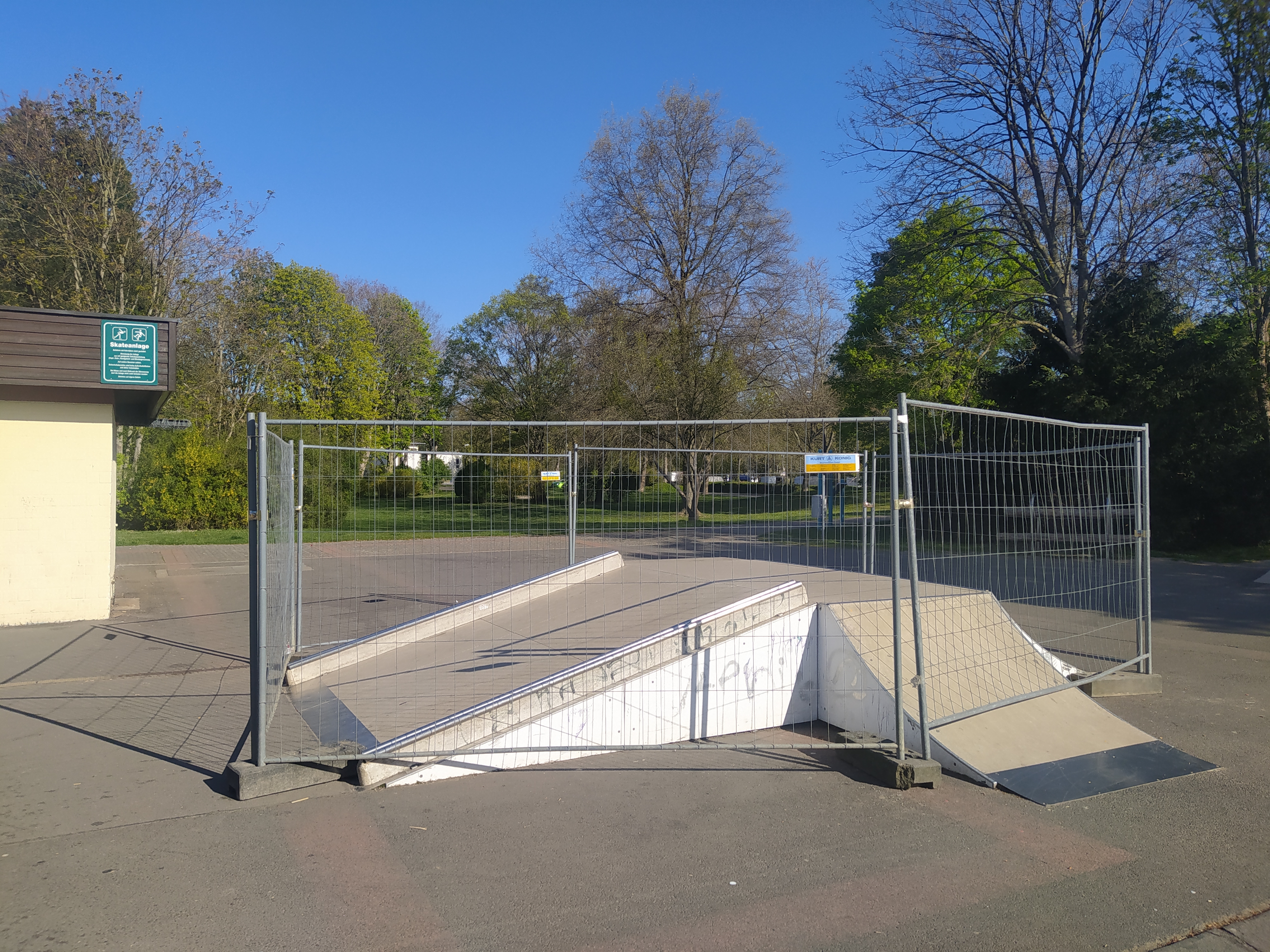 Die eingezäunte Skaterbahn auf dem Festplatz.