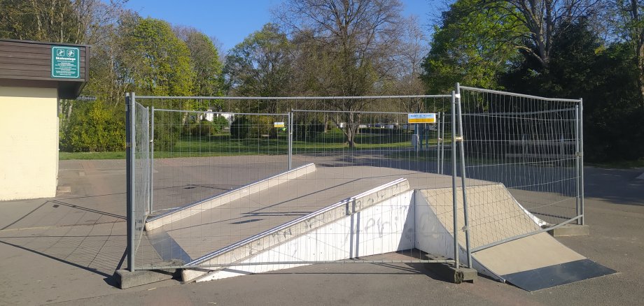 Die eingezäunte Skaterbahn auf dem Festplatz.
