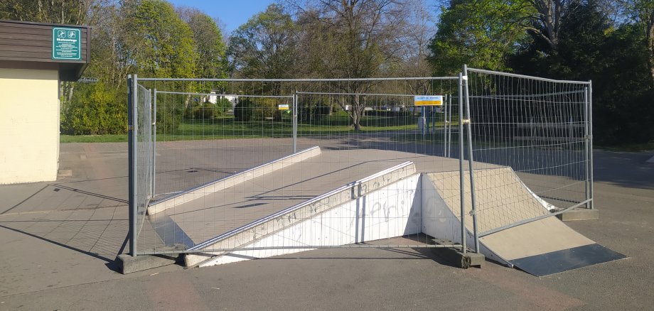 Die Skaterbahn ist eingezäunt.
